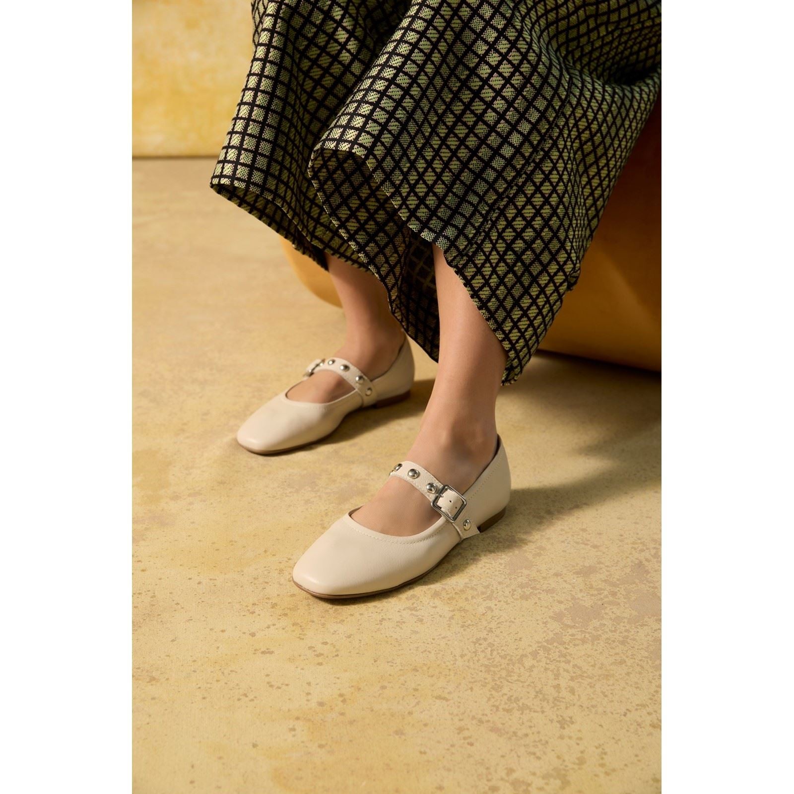 Hush Puppies Charlene Stud Ballerina Leather Women's Ivory Flats