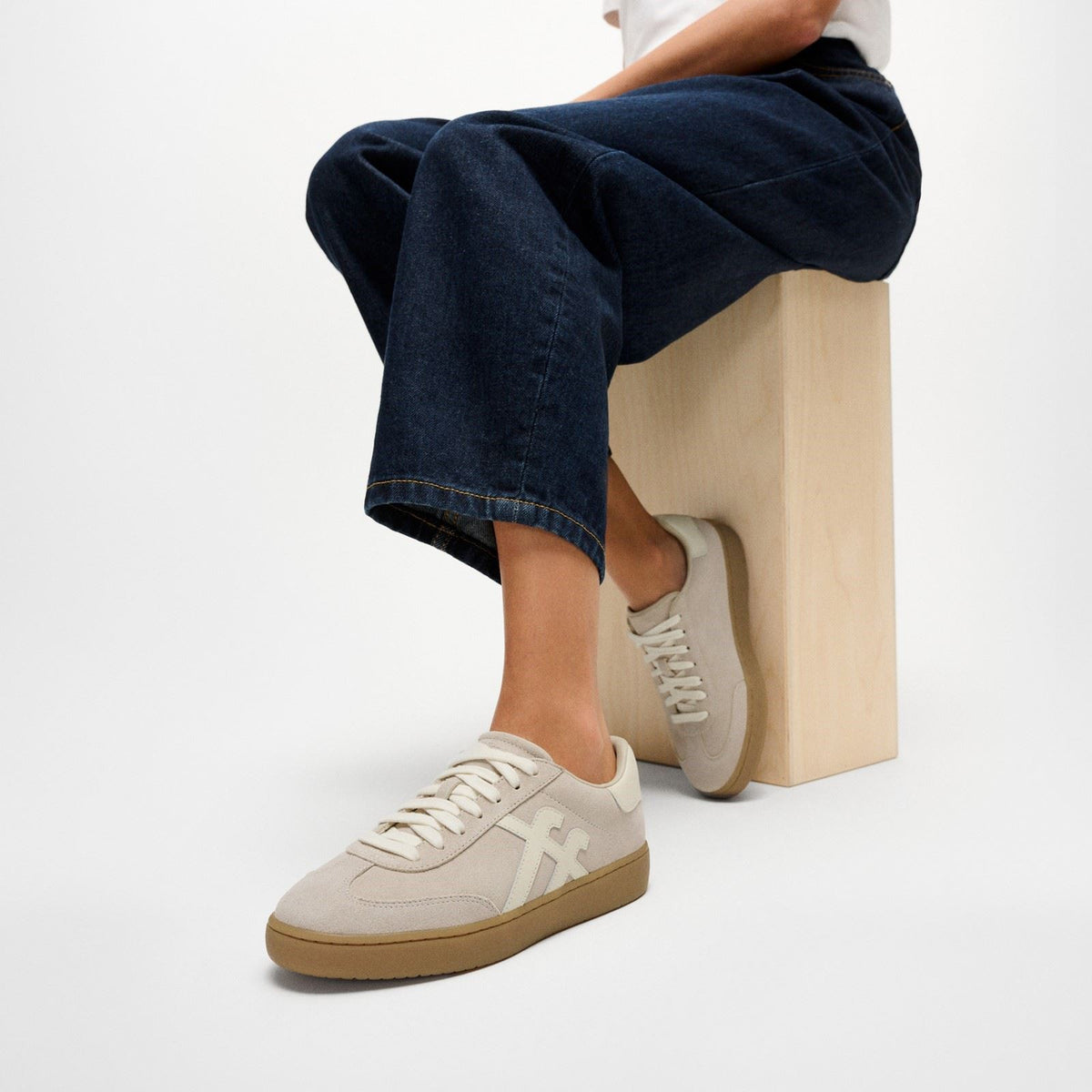 Fitflop The Dash T-Toe Suede Women's Hazy Taupe/Cream Trainers